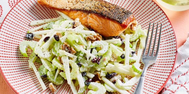 Waldorfsalade met zalmfilet en gebakken krieltjes