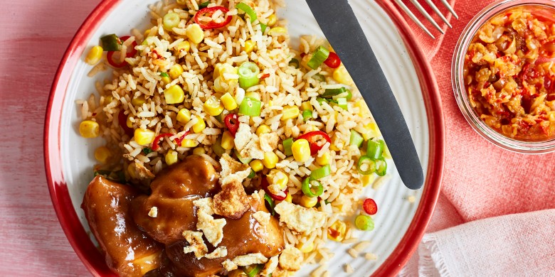 Pikante rijstsalade met kipsaté