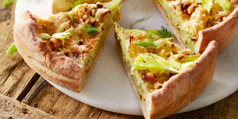 Bleekselderijtaart met venkel en olijven