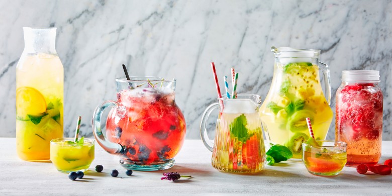 Aardbeienwater met blauwe bessen en lavendel