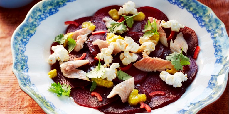 Bietensalade met forel en gepofte mais