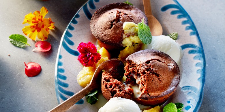Warm chocoladecakeje met kokos, ananassaus en citroenijs