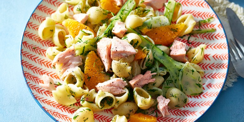 Lauwwarme pastasalade met venkel, sinaasappel en zalm