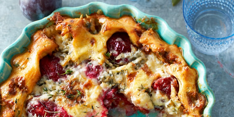 Hartige clafoutis met pruimen en blauwe kaas