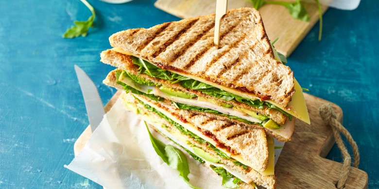 Clubsandwich met gerookte kip en avocado