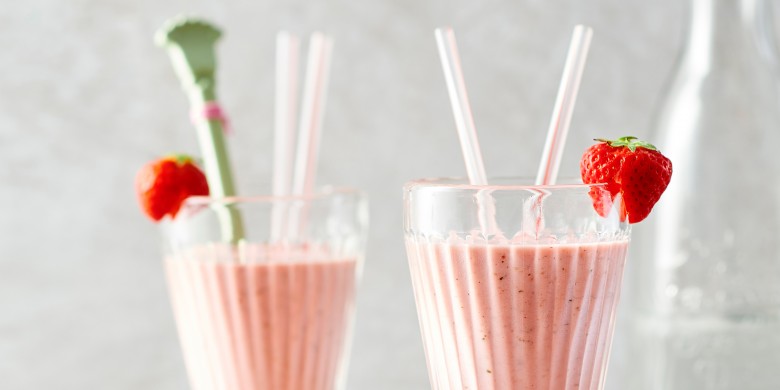 Yoghurt-aardbeishake met munt