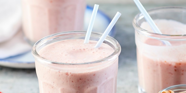 Zomershake met banaan en frambozen