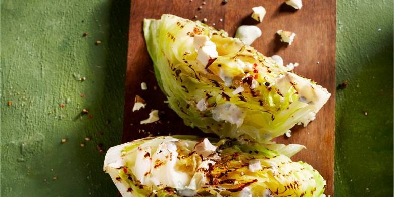 IJsbergsla van de barbecue met feta