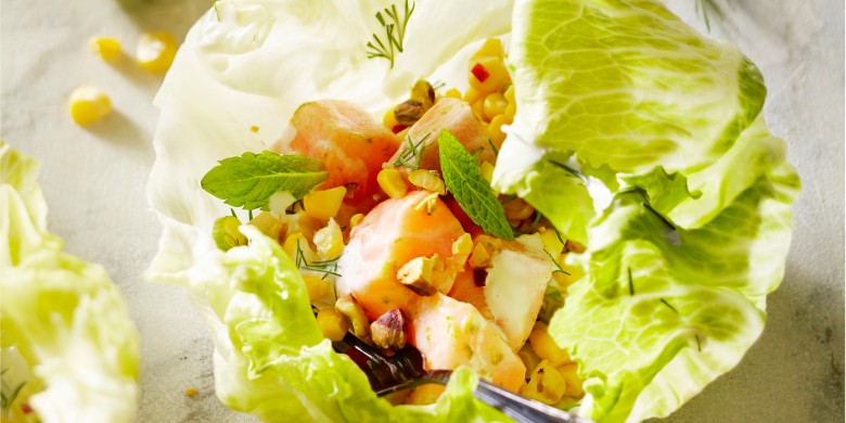 Slakommetje met zalm, maissalsa en dillesaus
