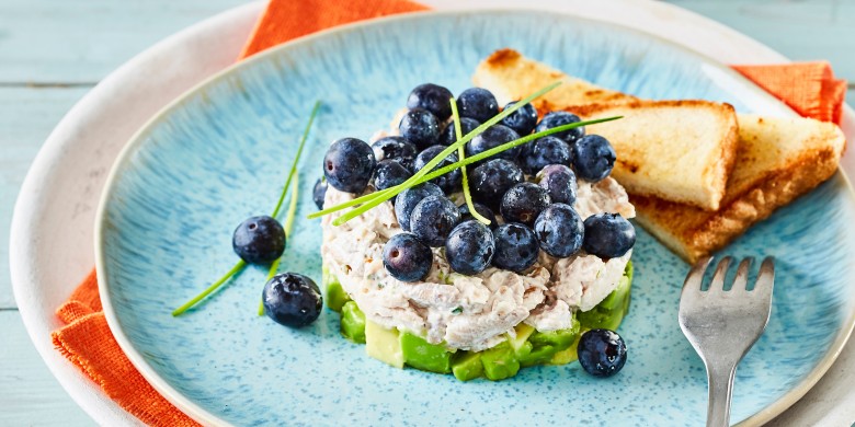 Taartje van gepocheerde kip met avocado en blauwe bessen
