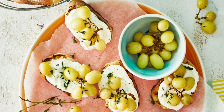 Crostini met fetaspread en geroosterde druiven