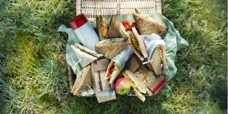 Fetaspread met perselie, olijven en komkommer