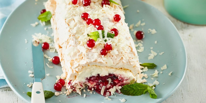 Meringue-rol met rode bessen