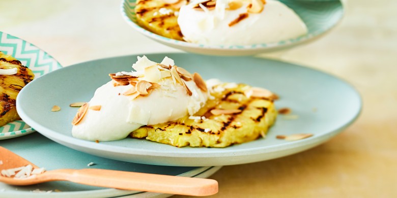 Witte chocolademousse met gegrilde ananas