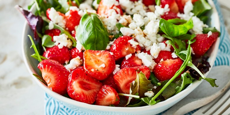 Aardbeiensalade met basilicum en geitenkaas