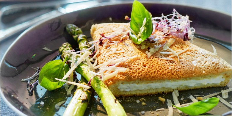 Soufflé-omelet met groene asperges