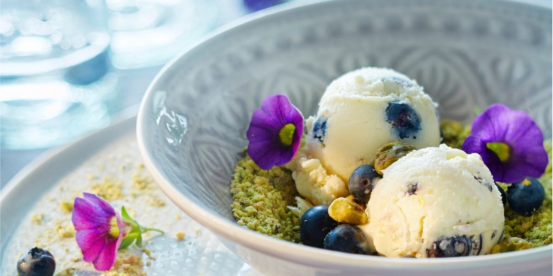 Ricotta-ijs met bessen, witte chocolade en pistache