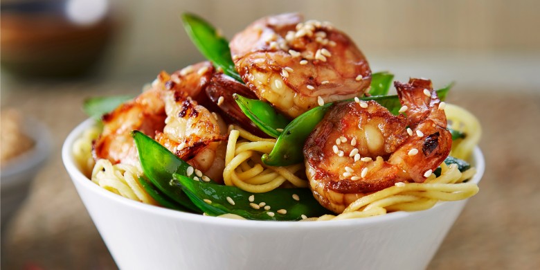 Ketjapnoedels met peultjes en garnalen