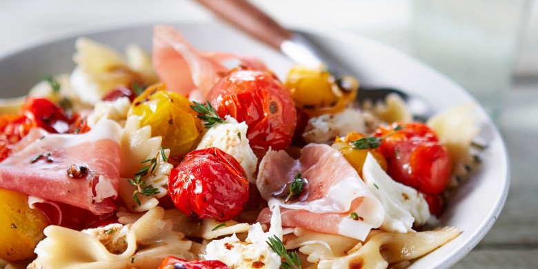 Pastasalade met ham, geroosterde tomaatjes en mozzarella