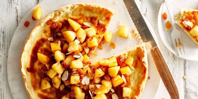 Rijsttaart met kaneel en appel-amandeltopping