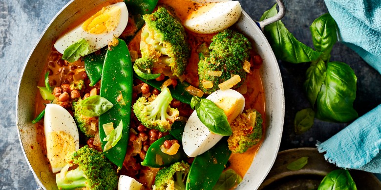 Broccolicurry met linzen en ei